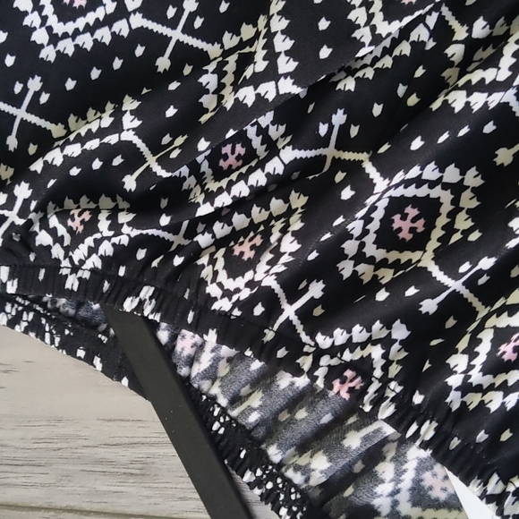 🌷 Gorgeous top with stretchy neckline - Picture 3 of 5